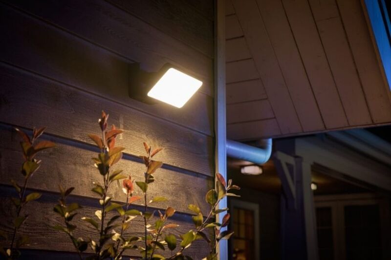 Man sieht das Philips Hue Flutlicht Welcome.